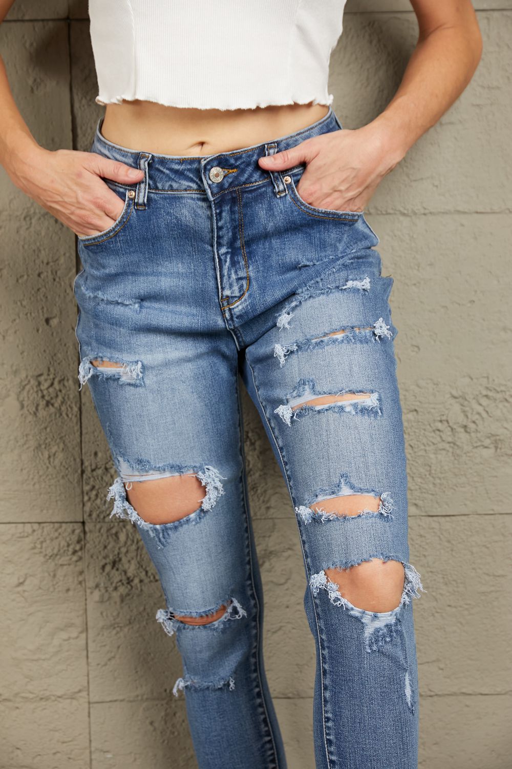 Baeful Distressed Frayed Hem Cropped Jeans